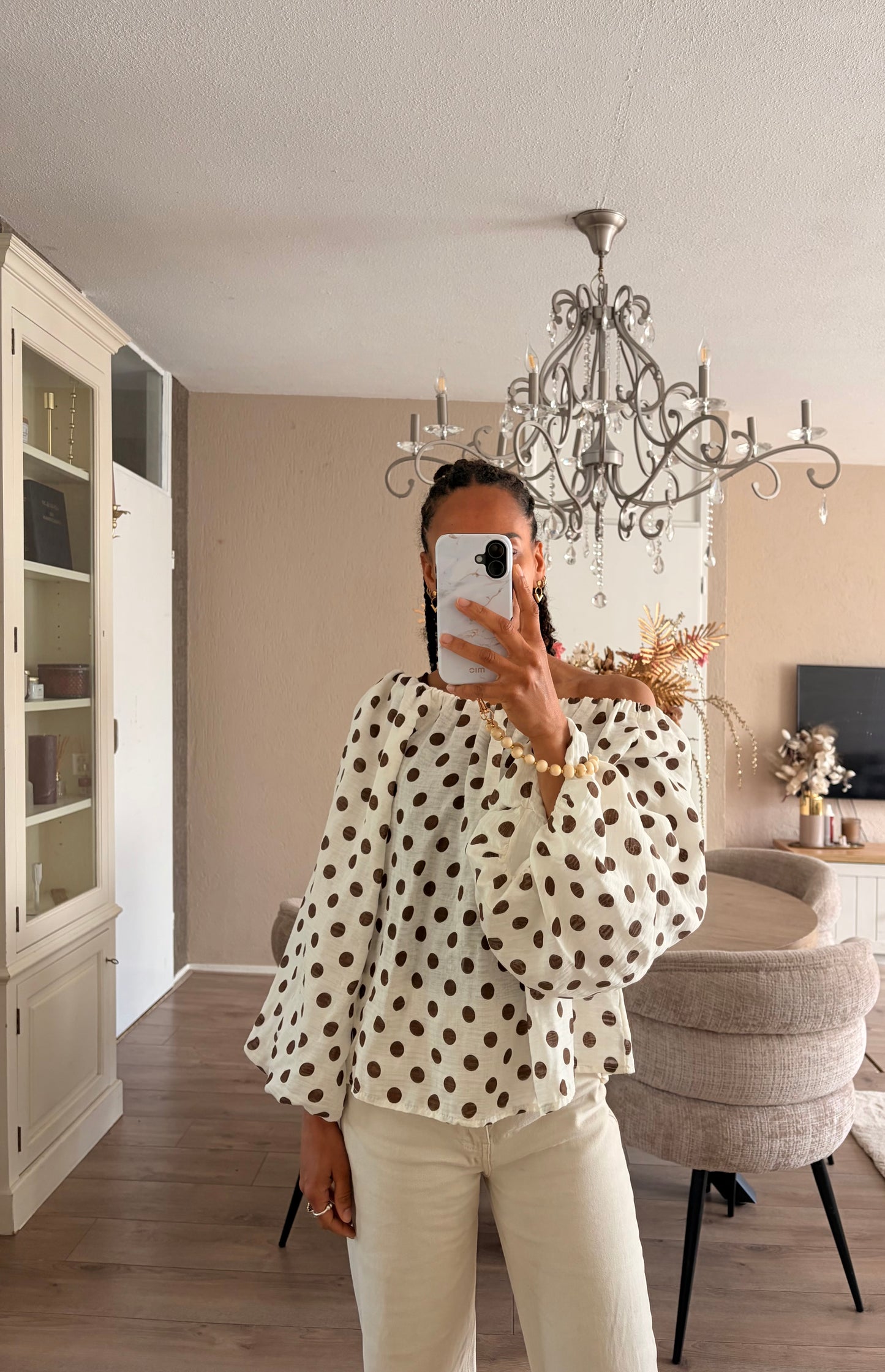 Polkadot off shoulder crème